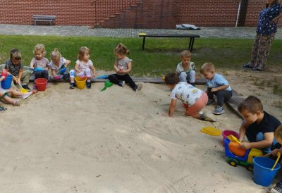 zabawy maluszk�w w piaskownicy