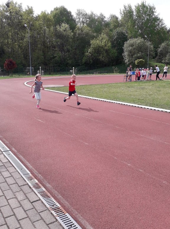 zabawy na bie�ni szkolnej