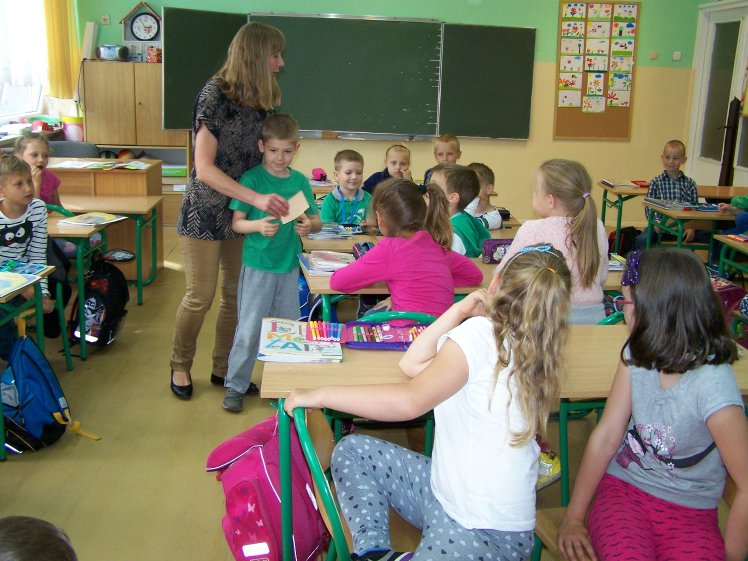 przedszkolaki z wizyt� na lekcji w szkole