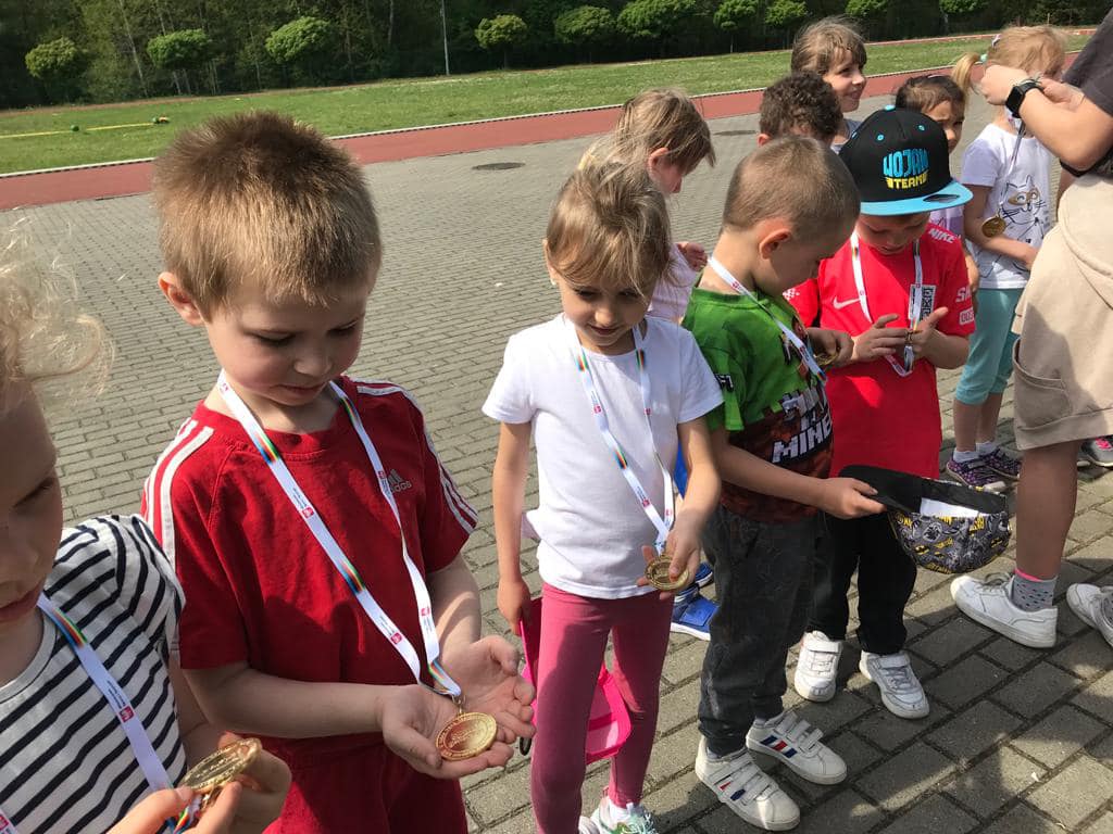 dzieci podczas sportowych zabaw  integracyjnych z otrzymanymi  medalami