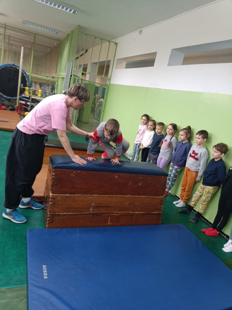 �w. w szkole ze skrzyni�