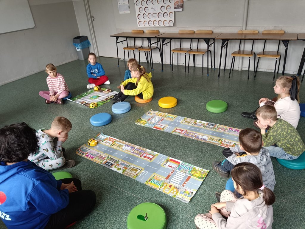 zabawy w szkole z robotem