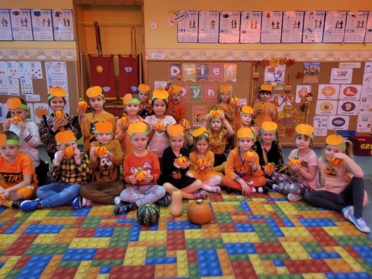 Grupa dzieci w Dniu Dyni