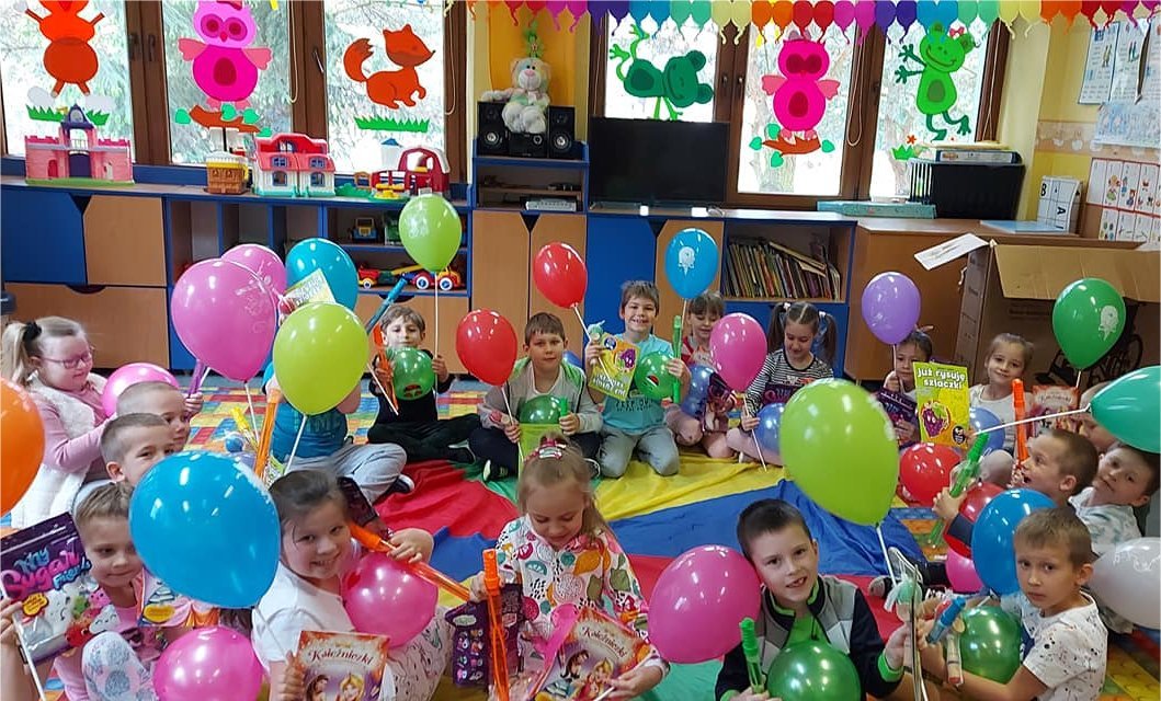 Grupa starszak�w w Dniu Dziecka z prezentami