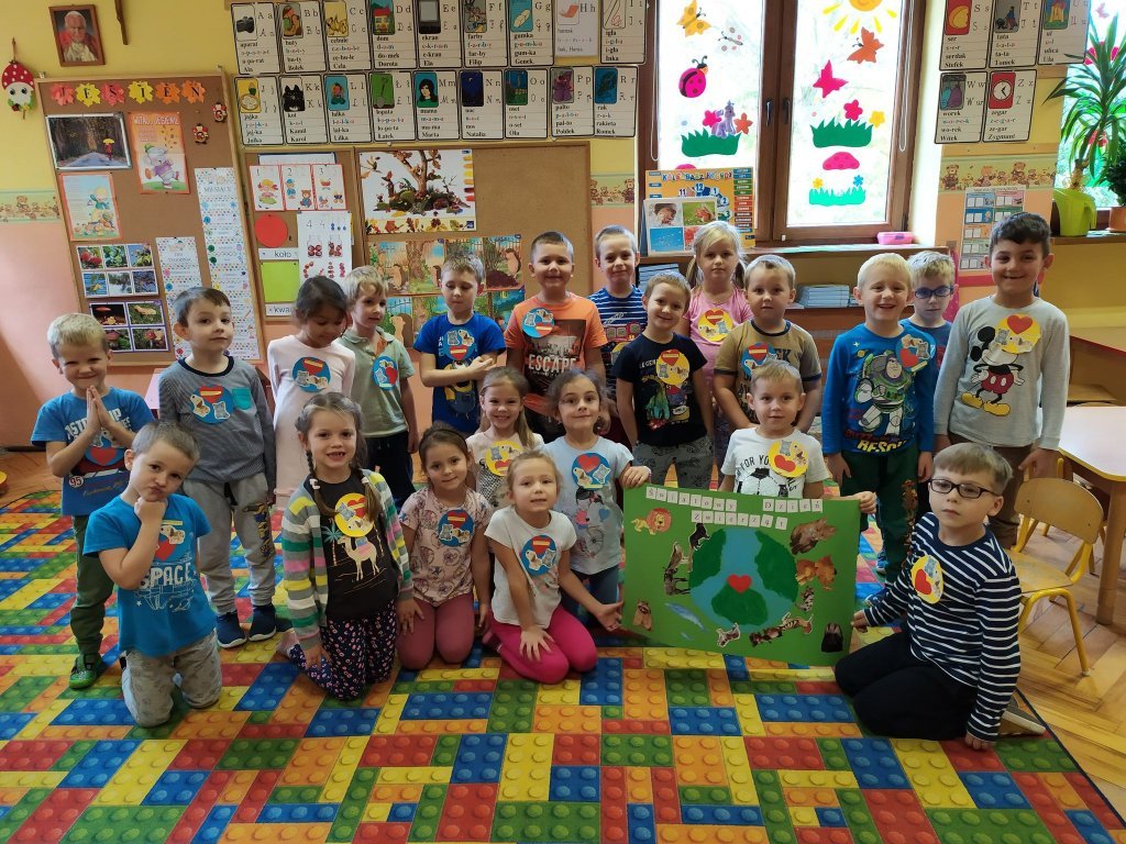 Dzieci w Dniu Zwierz�t z wykonanym z tej okazji plakatem