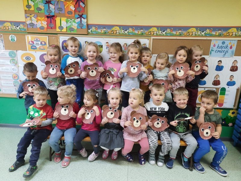 Grupa dzieci z wykonanymi misiami w Dniu Misia