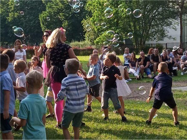 zabawy z ba�kami mydlanymi wpodczas uroczysto�ci Zako�czenia Roku Przedszkolnego