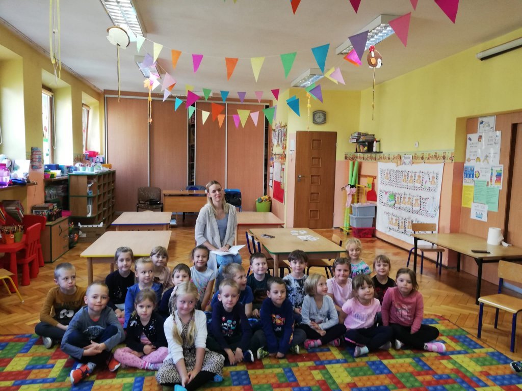 Grupa dzieci z zaproszonym do czytania go�ciem