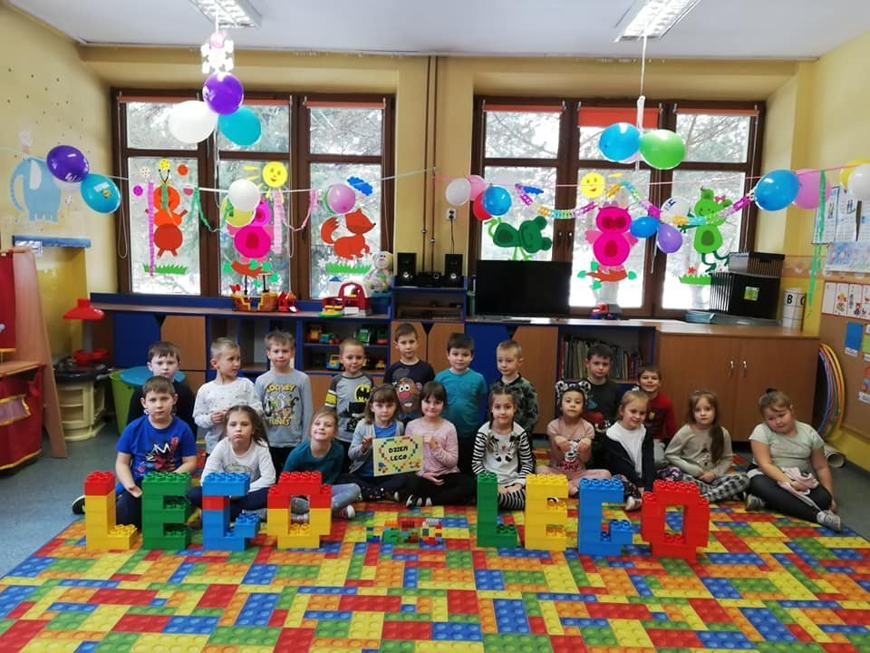 Starszacy i wykonany z du�ych  klock�w napis lego