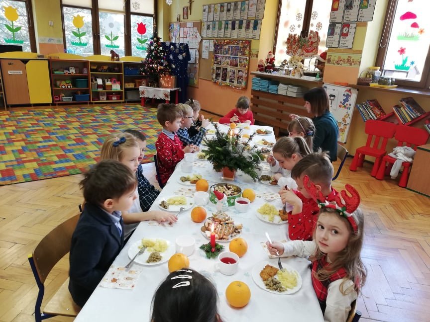 grupa dzieci podczas obiadu wigilijnego